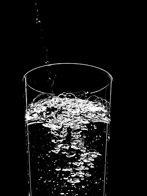 포토 JPG 해외이미지 음료 유리 사람없음 물 검은색 장식볼 붓기 맛 순수 해외포토 자연요소 컬러 컨셉 모션 재질 장식 파일형식 이미지허브