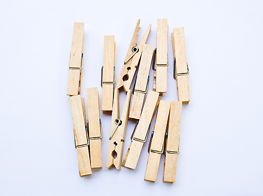 포토 JPG 해외이미지 옷 선 백그라운드 컨셉 가사 가정 주택 건조 매달리기 집게 사람없음 목재 흰색 공구 잡기 그룹 닫기 빨래 심볼 오브젝트 흰배경 클립 고립 해외포토 나무 컬러 재료 모션 건물 도구 파일형식 이미지허브