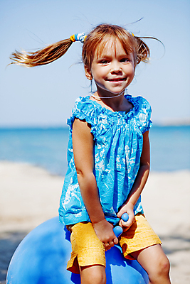 포토 JPG 해외이미지 백인 라이프스타일 행복 어린이 스포츠 바다 장난 공 모션 놀이 하늘 한명 야외 물 파란색 운동 태양 맑음 점프 활발 게임 작음 큼 체육관 체조 고무 결백 천진난만 튕기기 해외포토 자연요소 서양인 1 감정 컬러 컨셉 날씨 건강 사람 생활 크기 파일형식 이미지허브