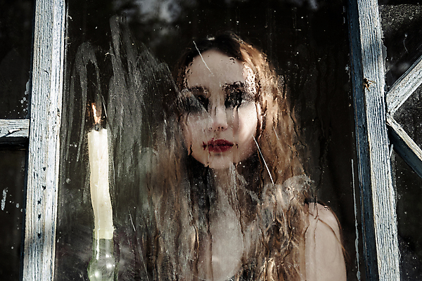 포토 JPG 해외이미지 전통 거실 창문 한명 사람 상반신 가로 컬러풀 올려보기 슬픔 기다림 고독 야간 예측 무서움 눈물 심각 천진난만 혼자 여자한명만 성인여자만 성인여자한명만 카피스페이스 해외포토 자연요소 1 감정 컬러 컨셉 모션 공백 여자만 성인만 파일형식 이미지허브