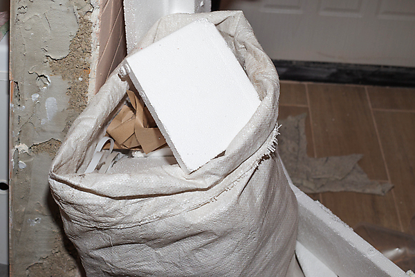 포토 JPG 해외이미지 산업 백그라운드 건축양식 아파트 사람없음 건물 쌓기 재활용 흰색 업무 수리 쓰레기 폐기물 파편 플라스틱 땅 청소 수집 버리기 자루 무거움 낭비 삭제 건축업자 업그레이드 옛날 해외포토 건축물 건축 컬러 컨셉 모션 재질 주택 작업 무게 친환경 파일형식 이미지허브