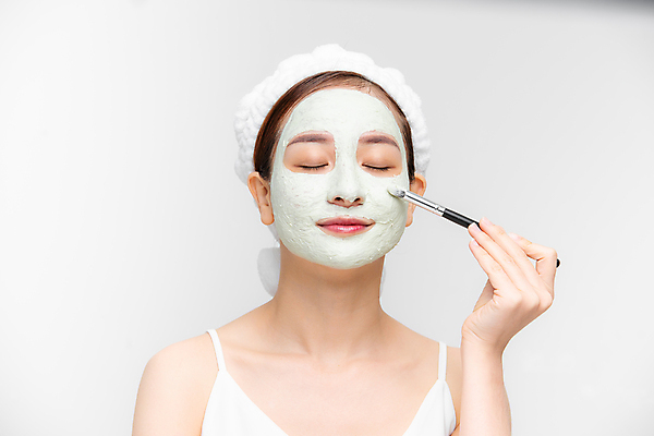 포토 JPG 해외이미지 여자 실내 한명 들기 동양인 상반신 성인 앞모습 뷰티 눈감음 피부관리 흰배경 바르기 마스크팩 메이크업브러쉬 성인여자한명만 해외포토 1 뷰포인트 백그라운드 모션 사람 인종 내부 흰색 붓 팩 여자한명만 성인여자만 파일형식 이미지허브