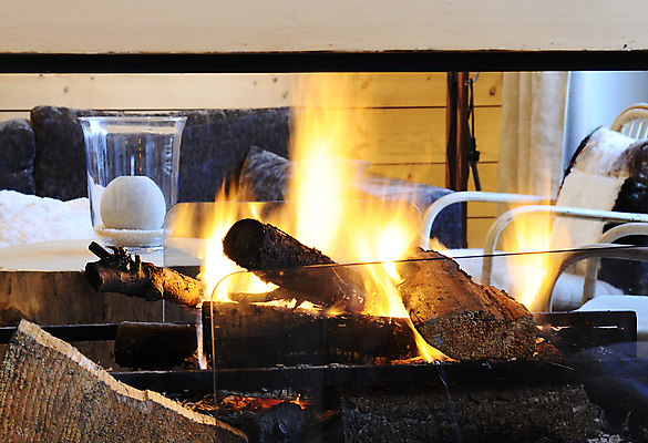 포토 JPG 해외이미지 창문 불 조명 산 바닥 사람없음 목재 인테리어 소파 방 추위 흰색 오픈 고급 벽난로 리빙 내추럴 샬레 해외포토 자연요소 나무 디자인 컬러 컨셉 의자 재료 실험기구 파일형식 이미지허브