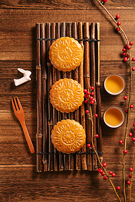 포토 JPG 해외이미지 열매 디저트 실내 사람없음 찻잔 나무받침 나무포크 월병 나무배경 해외포토 식물 음식 백그라운드 포크 잔 내부 목재 과자 받침대 중국전통 파일형식 이미지허브