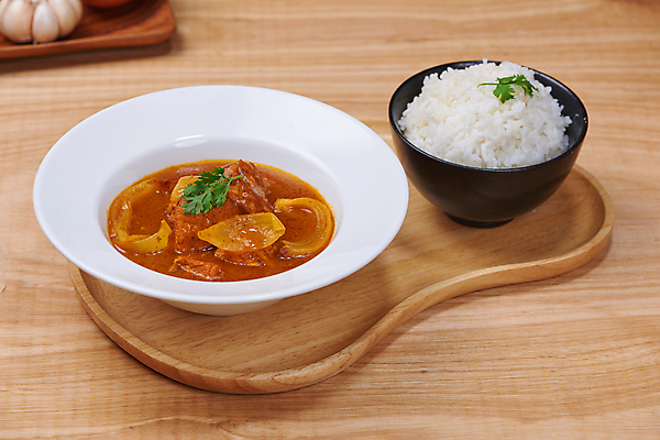 포토 JPG 해외이미지 그릇 밥 실내 사람없음 쌀밥 나무쟁반 치킨카레 나무배경 해외포토 식기 음식 백그라운드 쟁반 내부 목재 카레 파일형식 이미지허브