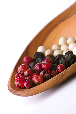 포토 JPG 해외이미지 식물 음식 건강 사람없음 빨간색 검은색 기쁨 펀치 향신료 후추 나무숟가락 해외포토 감정 컬러 모션 숟가락 향미료 파일형식 이미지허브