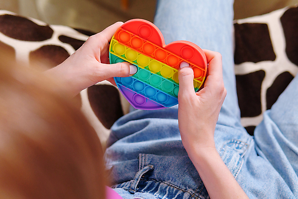 포토 JPG 해외이미지 손 어린이 컨셉 무지개 손가락 놀이 휴식 스트레스 한명 컬러풀 장난감 유행 거품 게임 감각 중독 실리콘 인기 팝 해외포토 자연요소 1 컬러 사람 신체부위 파일형식 이미지허브