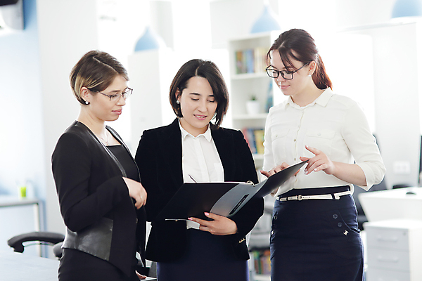 포토 JPG 해외이미지 직업 여자 비즈니스 통신 회의 협력 설계 노동자 아이디어 함께함 대화 여러명 노트북 사무실 업무 작업 비즈니스우먼 그룹 계획 토론 종업원 동료 경영자 해외포토 다수 컨셉 관계 말하기 사람 전자제품 직장인 리더 파일형식 이미지허브