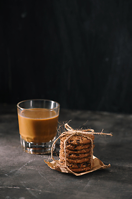 포토 JPG 해외이미지 커피 검은배경 티타임 잔 실내 사람없음 쿠키 노끈 라떼 해외포토 식기 음료 줄 백그라운드 휴식 디저트 내부 검은색 파일형식 이미지허브