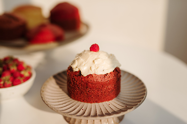 포토 JPG 해외이미지 접시 과일 디저트 실내 사람없음 아웃포커스 달콤 컵케이크 산딸기 고립 해외포토 식기 음식 촬영기법 내부 케이크 맛 파일형식 이미지허브