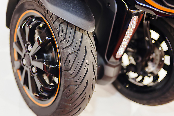 포토 JPG 해외이미지 디자인 외관 산업 선 백그라운드 공장 표면 3 사람없음 빛 반사 금속 기계 에너지 스쿠터 나사 바퀴 닫기 제조 상품 플라스틱 철 묘사 타이어 지역 고무 철강 힘찬 탄소 해외포토 컨셉 공업 모션 재질 오토바이 공구 파일형식 이미지허브