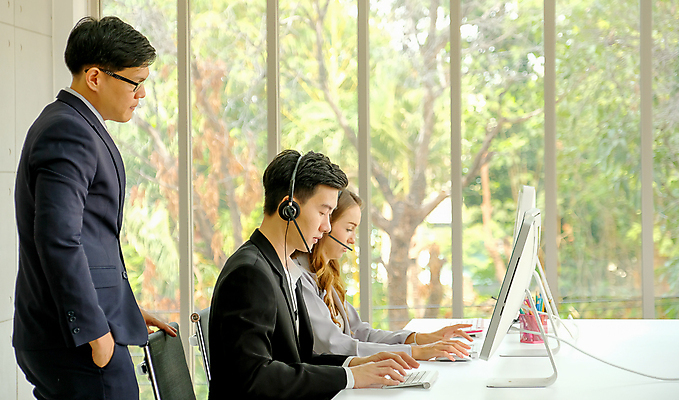 포토 JPG 해외이미지 직업 남자 비즈니스 통신 노동자 직장 대화 사람 세명 스마트폰 컴퓨터 사무실 스크린 모니터 헤드폰 자료 과학기술 업무 그룹 센터 수술 감독 종업원 중개인 전화기 고객 책상 동료 서비스 컨설턴트 경영자 텔레마케팅 부름 경영 운영자 제어 지원 치프 해외포토 음향기기 가구 회사 의학 관계 모션 기술 말하기 치료 전자제품 핸드폰 스마트기기 작업 전문직 서비스업 상담 리더 파일형식 이미지허브