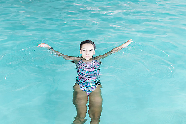 포토 JPG 해외이미지 라이프스타일 행복 얼굴 어린이 스포츠 포즈 가족 놀이 휴가 휴식 건강 그림자 한명 사람 물 파란색 빛 운동 반사 수중 수영 유치원 기쁨 젖음 잠수부 아래 다이빙 해외포토 자연요소 1 교육 감정 컬러 컨셉 관계 생활 신체부위 수상스포츠 전문직 방향 위치 수중스포츠 파일형식 이미지허브