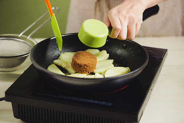 포토 JPG 해외이미지 손 실내 요리 들기 신체부위 채망 프라이팬 붓기 사과 청사과 주걱 계량컵 전기렌지 흑설탕 해외포토 과일 모션 주방용품 사람 내부 컵 설탕 계량 파일형식 이미지허브