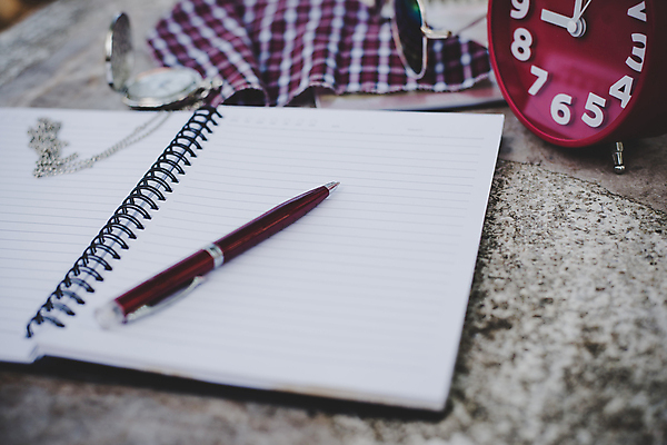 포토 JPG 해외이미지 식물 교육 종이 시계 백그라운드 컨셉 비즈니스 탁자 사람없음 목재 책 빨간색 펜 다이어리 쪽지 공책 공백 흰색 오픈 편지 책상 오브젝트 문서 페이지 해외포토 나무 컬러 가구 재료 문구용품 필기구 사무용품 파일형식 이미지허브