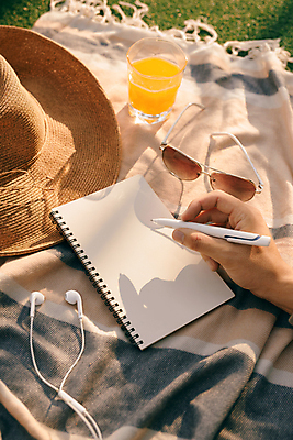 포토 JPG 해외이미지 주간 손 이어폰 들기 야외 신체부위 선글라스 소풍 기록 오렌지주스 돗자리 밀짚모자 스프링노트 해외포토 자연요소 모자_잡화 안경 음향기기 모션 사람 야외활동 공책 과일주스 파일형식 이미지허브