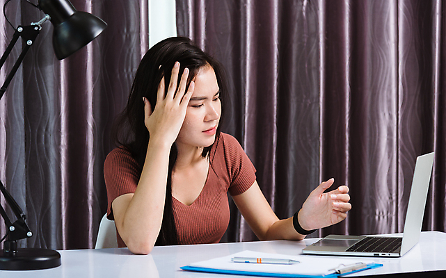 포토 JPG 해외이미지 응시 여자 비즈니스 스트레스 피곤 한명 동양인 성인 앞모습 노트북 사무실 머리 비즈니스우먼 책상 두통 손짚기 성인여자한명만 해외포토 1 시선 뷰포인트 가구 컨셉 사람 인종 손짓 신체부위 전자제품 직장인 질병 여자한명만 성인여자만 파일형식 이미지허브