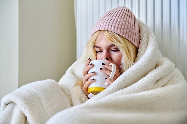 포토 JPG 해외이미지 여자 티타임 휴식 실내 따뜻함 한명 들기 상반신 성인 옆모습 마시기 담요 덮기 비니 차마시기 성인여자한명만 해외포토 모자_잡화 1 뷰포인트 컨셉 모션 사람 내부 여자한명만 성인여자만 파일형식 이미지허브