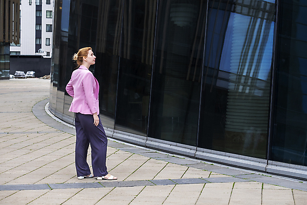포토 JPG 해외이미지 백인 직업 라이프스타일 헤어스타일 여자 교육 분홍색 비즈니스 청소년 유리 한명 서기 사람 성인 야외 건물 옆모습 사무실 반사 유행 재킷 도시 비즈니스우먼 체험 우아함 도심 종업원 경영자 옷입기 머리장식 광택 철강 스타일 해외포토 서양인 1 건축물 뷰포인트 컬러 컨셉 모션 재질 생활 장식 외투 직장인 리더 파일형식 이미지허브