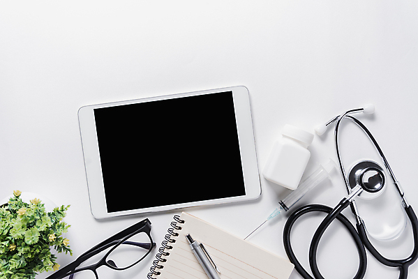 포토 JPG 해외이미지 디자인 종이 백그라운드 컨셉 비즈니스 청진기 탁자 발렌타인데이 건강 병원 사람없음 목재 치료 사무실 알약 약 유행 쪽지 공책 의사 흰색 기구 하트 질병 약국 심볼 책상 명상 오브젝트 사인 처방 중독 돌봄 약사 파스텔톤 스타일 플랫레이 해외포토 모양 나무 컬러 가구 재료 의학 의료기기 모션 데이이벤트 문구용품 의료진 플랫 파일형식 이미지허브