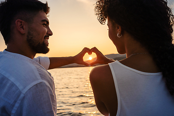 포토 JPG 해외이미지 서양인 커플 여자 남자 행복 데이트 남편 함께함 사랑 미소 상반신 성인 두명 뒷모습 햇빛 황혼 하트 아내 손하트 성인만 해외포토 모양 외국인 감정 뷰포인트 컨셉 관계 표정 사람 손짓 태양 일몰 파일형식 이미지허브