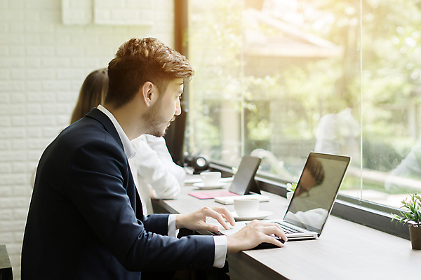 포토 JPG 해외이미지 모델 직업 디자인 응시 남자 커피 백그라운드 생각 인터넷 비즈니스 탁자 성공 한명 사람 정장 노트북 사무실 카메라 흰색 기록 업무 작업 비즈니스맨 디자이너 경영자 프로젝트 힙스터 해외포토 1 시선 옷 패션 음료 컬러 가구 컨셉 전자제품 직장인 리더 파일형식 이미지허브