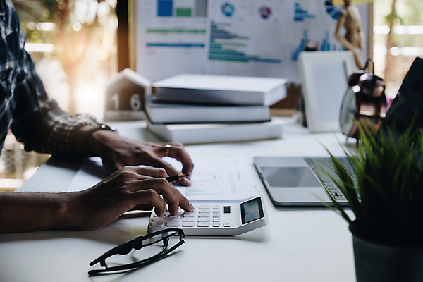 포토 JPG 해외이미지 돈 성공 그래프 설계 실내 한명 사람없음 가로 금융 경제 노트북 펜 계산기 성장 작업 절약 계산 책상 분석 보고서 경영자 문서 투자 결제 이익 회계 보험 대출 빚 경영 계좌 마케팅 세금 수입 예산 회계사 비용 해외포토 직업 1 가구 컨셉 비즈니스 문구용품 사람 내부 전자제품 필기구 장비 재산 리더 파일형식 이미지허브