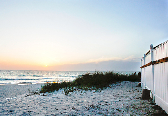 포토 JPG 해외이미지 행복 모래 파도 섬 여행 휴가 휴식 사람없음 울타리 평화 황혼 일몰 흰색 뜨거움 고독 모래언덕 플로리다 해외포토 감정 바다 컬러 컨셉 담장 노을 미국 언덕 파일형식 이미지허브