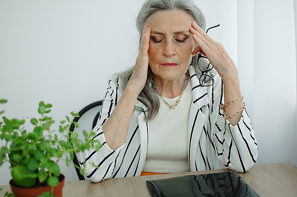 포토 JPG 해외이미지 백인 직업 여자 종이 안경 회사 비즈니스 사업가 탁자 직장 실내 한명 사람 성인 사무실 재킷 흰색 업무 비즈니스우먼 우아함 종업원 직원 경영자 비서 나쁜 고용 옛날 해외포토 서양인 1 잡화 컬러 가구 컨셉 내부 외투 구직 작업 직장인 리더 채용 파일형식 이미지허브
