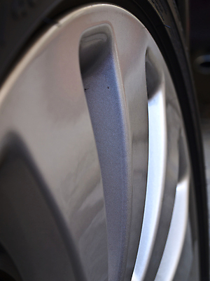 포토 JPG 해외이미지 1 계절 백그라운드 부분 교통시설 자동차 새로움 사람없음 빛 금속 검은색 회색 운전 디스크 바퀴 원형 클래식 가장자리 은색 철 오브젝트 싱글 타이어 고무 스파이크 보호자 알루미늄 자동 철강 스타일 해외포토 도형 육상교통 컬러 교통 컨셉 모션 재질 둘레 질병 시설 파일형식 이미지허브