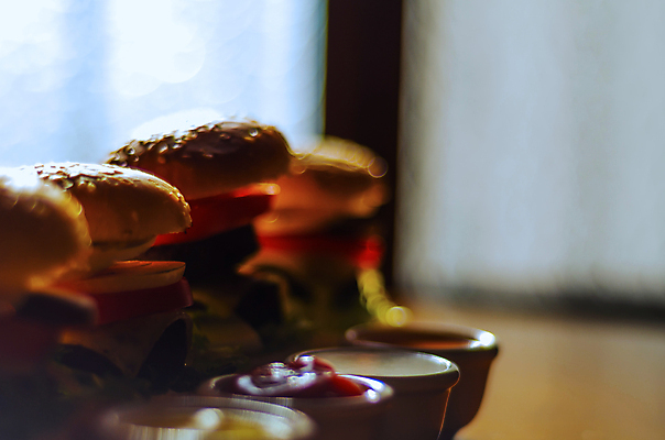 포토 JPG 해외이미지 패스트푸드 실내 사람없음 아웃포커스 햄버거 인스턴트 정크푸드 소프트포커스 일렬 종지 해외포토 그릇 음식 촬영기법 내부 파일형식 이미지허브