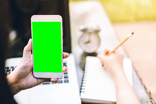 포토 JPG 해외이미지 직업 라이프스타일 손 여자 교육 행복 커피 백그라운드 인터넷 비즈니스 통신 모바일 주택 사람 앉기 동양인 사람없음 야외 컵 노트북 스마트폰 컴퓨터 사무실 우주 스크린 공책 공백 카페 흰색 키보드 잡기 업무 비즈니스우먼 작업실 무선전화기 스마트 온라인 프리랜서 해외포토 식기 감정 음료 컬러 컨셉 모션 문구용품 인종 건물 생활 신체부위 전자제품 핸드폰 스마트기기 상점 작업 직장인 전화기 파일형식 이미지허브