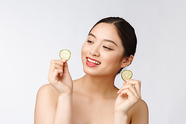 포토 JPG 해외이미지 응시 여자 오이 실내 한명 들기 동양인 상반신 성인 앞모습 뷰티 피부관리 흰배경 성인여자한명만 해외포토 1 시선 뷰포인트 백그라운드 채소 모션 사람 인종 내부 흰색 여자한명만 성인여자만 파일형식 이미지허브