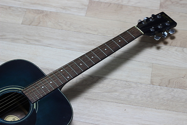 포토 JPG 해외이미지 라이프스타일 줄 악기 음악 사람없음 목재 금속 소리 장비 기구 기타 클래식 일렉기타 나무바닥 해외포토 나무 컨셉 재료 재질 현악기 문화예술 바닥 생활 파일형식 이미지허브