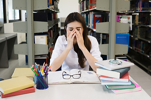 포토 JPG 해외이미지 학생 여자 교육 얼굴 피곤 한명 사람 책 스터디 도서관 대학교 문학 해외포토 1 컨셉 학교 신체부위 학습 파일형식 이미지허브