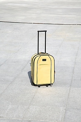 포토 JPG 해외이미지 라이프스타일 외관 유럽 여행 가방 회사 비즈니스 포장 휴가 거리 바닥 손잡이 정장 사람없음 야외 세로 금융 노란색 여행가방 회색 짐 도시 보행로 스페인 도심 버리기 타일 패키지 타운 지퍼 마드리드 수하물 혼자 해외포토 잡화 옷 나라 길 컬러 모션 생활 경제 파일형식 이미지허브