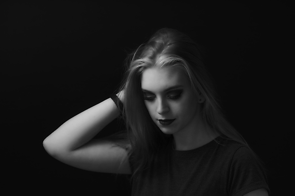 포토 JPG 해외이미지 백인 여자 생머리 흑백 실내 한명 상반신 성인 앞모습 어둠 성인여자한명만 내려보기 해외포토 서양인 1 헤어스타일 뷰포인트 모션 촬영기법 사람 내부 여자한명만 성인여자만 파일형식 이미지허브