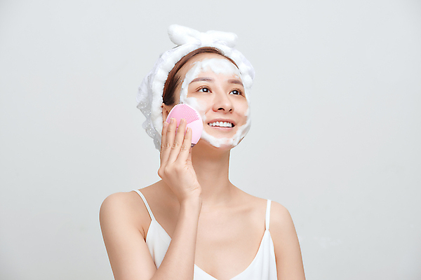 포토 JPG 해외이미지 여자 실내 한명 들기 동양인 상반신 성인 옆모습 뷰티 거품 머리띠 세수 피부관리 흰배경 세안용품 성인여자한명만 해외포토 1 뷰포인트 생활용품 백그라운드 장신구 모션 사람 인종 내부 청결 흰색 여자한명만 성인여자만 파일형식 이미지허브