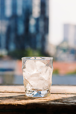 포토 JPG 해외이미지 주간 잔 사람없음 야외 아웃포커스 얼음 도시 나무탁자 해외포토 자연요소 식기 탁자 촬영기법 파일형식 이미지허브