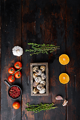 포토 JPG 해외이미지 오렌지 식재료 방울토마토 실내 사람없음 하이앵글 나무상자 허브 담기 메추리알 메추리 통마늘 통후추 나무배경 해외포토 식물 뷰포인트 백그라운드 토마토 과일 모션 마늘 내부 상자 알 후추 파일형식 이미지허브