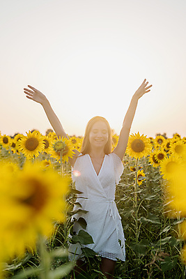 포토 JPG 해외이미지 여자 꽃밭 해바라기 한명 상반신 성인 야외 앞모습 손들기 눈감음 일몰 만세 소프트포커스 성인여자한명만 해외포토 1 꽃 뷰포인트 모션 촬영기법 사람 노을 여자한명만 성인여자만 파일형식 이미지허브