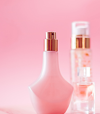 포토 JPG 해외이미지 실내 사람없음 아웃포커스 뷰티 향수 피부관리 스킨케어 기초화장품 향수병 목업 브랜딩 분홍색배경 해외포토 분홍색 백그라운드 촬영기법 내부 화장품 병_담는 파일형식 이미지허브