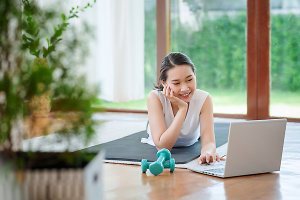 포토 JPG 해외이미지 라이프스타일 응시 여자 엎드리기 창문 실내 한명 동양인 상반신 성인 앞모습 노트북 운동 턱괴기 아령 매트 소프트포커스 성인여자한명만 홈트레이닝 해외포토 1 시선 뷰포인트 모션 촬영기법 건강 사람 인종 내부 생활 전자제품 여자한명만 성인여자만 파일형식 이미지허브