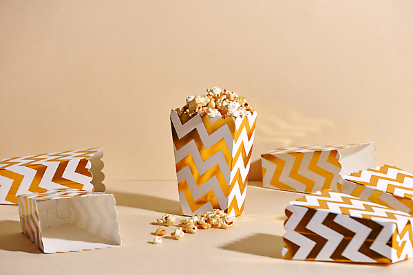 포토 JPG 해외이미지 실내 통 사람없음 영화 팝콘 영화소품 베이지색배경 해외포토 백그라운드 문화예술 내부 오브젝트 베이지색 파일형식 이미지허브