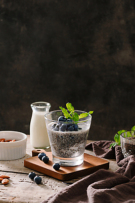 포토 JPG 해외이미지 그릇 검은배경 실내 사람없음 우유 블루베리 아몬드 유리그릇 푸딩 다이어트음식 나무도마 나무받침 슈퍼푸드 치아시드 해외포토 식기 백그라운드 다이어트 과일 유리 디저트 유제품 도마 씨앗 내부 목재 검은색 견과류 받침대 건강식품 파일형식 이미지허브