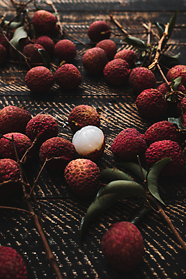 포토 JPG 해외이미지 잎 과일 자연 탁자 사람없음 가로 빨간색 하이앵글 컬러풀 바구니 그룹 해외포토 식물 뷰포인트 컬러 가구 생태계 파일형식 이미지허브