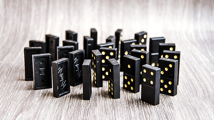 포토 JPG 해외이미지 디자인 종이 선 조각 백그라운드 컨셉 놀이 탁자 서기 사람없음 목재 세트 장난감 숫자 금속 검은색 블록 장비 도전 게임 흰색 공구 그룹 도박 계획 위험 심볼 큐브 오브젝트 질서 고립 도미노 줄서기 효과 해외포토 나무 문자 컬러 가구 재료 모션 재질 도구 예절 파일형식 이미지허브