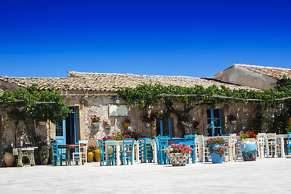 포토 JPG 해외이미지 주간 식물 꽃 화분 의자 건축양식 탁자 하늘 풍경 사람없음 야외 건물 이탈리아 해외포토 자연요소 건축물 건축 유럽 가구 파일형식 이미지허브