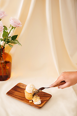 포토 JPG 해외이미지 접시 손 꽃 포크 디저트 실내 신체부위 꽃병 잡기 달콤 자르기 컵케이크 나무접시 해외포토 식물 식기 음식 모션 사람 내부 케이크 맛 파일형식 이미지허브