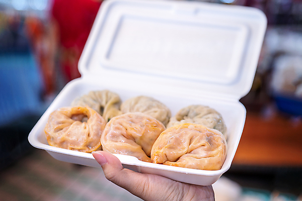 포토 JPG 해외이미지 주간 손 한식 들기 야외 아웃포커스 신체부위 만두 찐만두 길거리음식 해외포토 자연요소 음식 모션 촬영기법 사람 파일형식 이미지허브